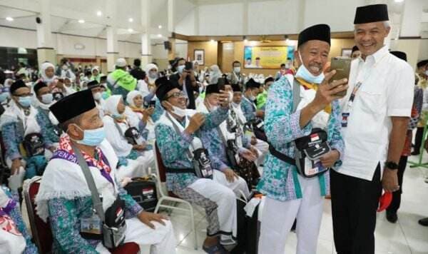 Lepas Jemaah Haji, Ganjar Terharu Kisah Penjual Pecel Sisihkan Rp10.000 Selama 11 Tahun