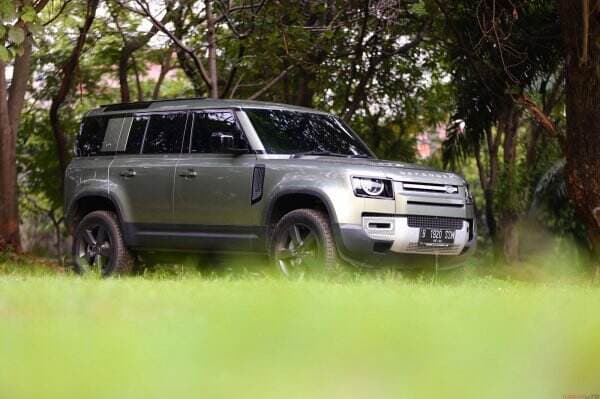 Test Drive All New Land Rover Defender 110 - Mobil Offroad Nyaman untuk Harian