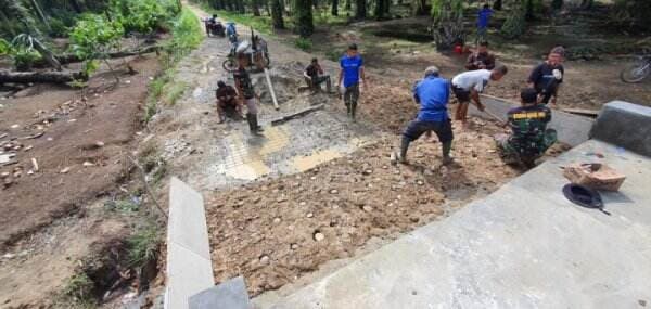 Warga Dusun IV Sako Jaya Bersemangat Tancapkan Cerokok di Pembangunan Box Culvert TMMD Kodim Bengkalis