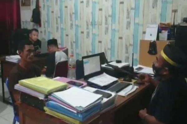 Detik-detik Janda Muda di Kendari Dibacok Mantan Suami hingga Bersimbah Darah Detik-detik Janda Muda di Kendari Dibacok Mantan Suami hingga Bersimbah Darah