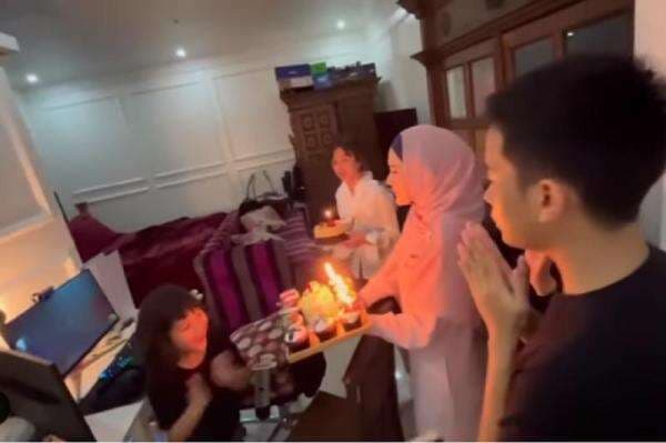 Mulan Jameela Rayakan Ulang Tahun Muhammad Ali, Ahmad Dhani Absen Mulan Jameela Rayakan Ulang Tahun Muhammad Ali, Ahmad Dhani Absen
