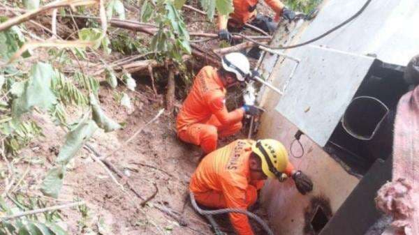 Truk Tangki Angkut CPO Terjun ke Jurang, Sopir Tewas Terjepit Truk Tangki Angkut CPO Terjun ke Jurang, Sopir Tewas Terjepit