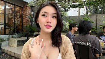 Anastasya Khosasih Nongkrong Cantik Pakai Dress Mini, Gaya Seksinya Bikin Dengkul Netizen Lemas!