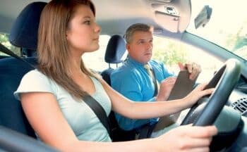 Benarkah Posisi Duduk Menyetir Mobil Pengaruhi Keselamatan Berkendara?