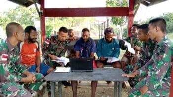 Satgas Yonif 126/KC Berbagi Ilmu dengan Ajarkan Pemuda Papua Operasikan Laptop