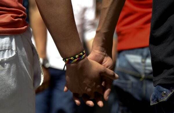 Viral Pasangan Gay Bermesraan di Kafe Kalibata, Polisi Panggil Orang Tua