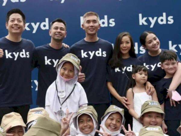 Dermawan! Raffi Nagita Bagi-bagi 3 Truk Baju saat Launching Brand Fashion Rafathar Dermawan! Raffi Nagita Bagi-bagi 3 Truk Baju saat Launching Brand Fashion Rafathar