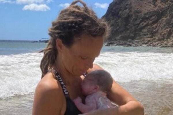 Viral Wanita Melahirkan dalam Air di Pantai Tanpa Bantuan Medis, Apa Kata Ahli?