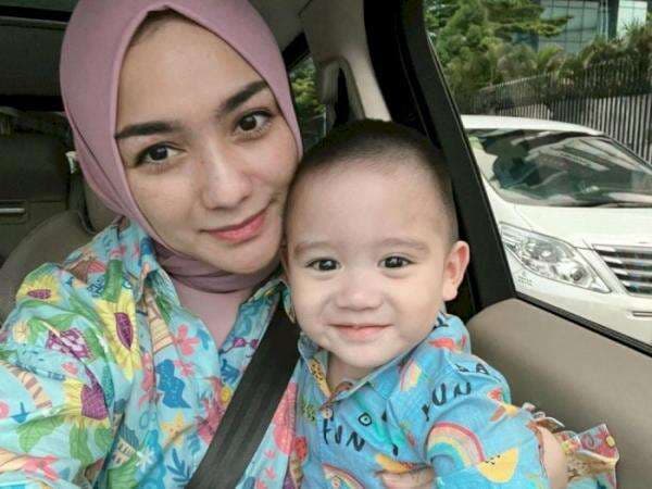 Wajah Athar Dipeluk Citra Kirana Disebut Mirip Rezky Aditya, Netizen: Yang Onoh Masih Ragu Wajah Athar Dipeluk Citra Kirana Disebut Mirip Rezky Aditya, Netizen: Yang Onoh Masih Ragu