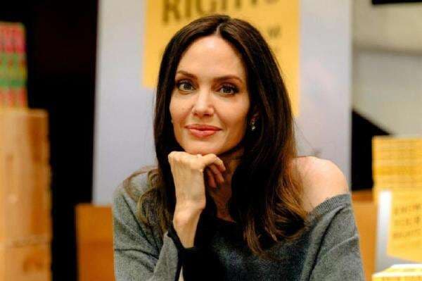 10 Film Terbaik yang Dibintangi Angelina Jolie, Ada Maleficent hingga A Mighty Heart 10 Film Terbaik yang Dibintangi Angelina Jolie, Ada Maleficent hingga A Mighty Heart