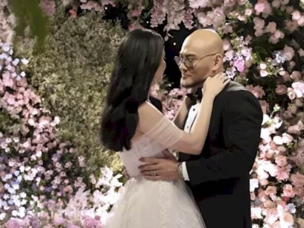 Deddy Corbuzier Tak Henti Tersenyum dan Menatap Istrinya Saat Berdansa, Netizen: Wajah Galak Tapi Romantis