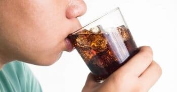 Viral Challenge Tahan Sendawa saat Minum Soda, Berbahayakah untuk Kesehatan?