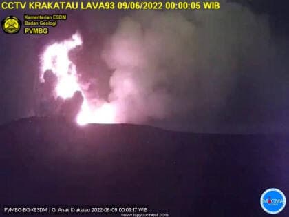 Gunung Anak Krakatau Kembali Erupsi, Keluarkan Sinar Api