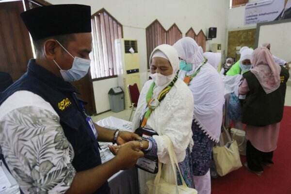 Jamaah Haji RI Dilarang Lepas Atau Tukar Gelang Identitas, Ini Gunanya