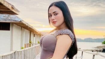 5 Gaya Foto di Pantai ala Intan Ratna Juwita, Body Goals Seksi Bikin Netizen Terngiang-ngiang! 5 Gaya Foto di Pantai ala Intan Ratna Juwita, Body Goals Seksi Bikin Netizen Terngiang-ngiang!