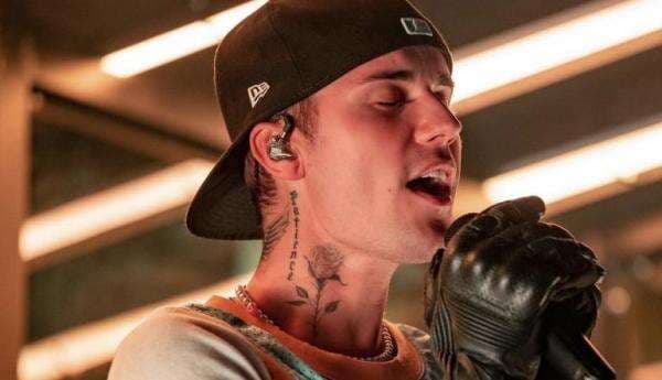 Wajah Lumpuh Sebelah, Justin Bieber Tunda Konser Wajah Lumpuh Sebelah, Justin Bieber Tunda Konser