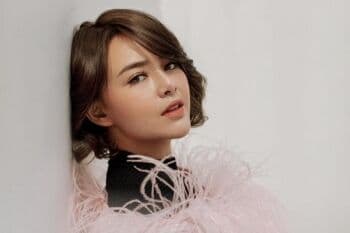 Amanda Manopo Makan di Warteg, Posisi Duduknya Jadi Sorotan Amanda Manopo Makan di Warteg, Posisi Duduknya Jadi Sorotan