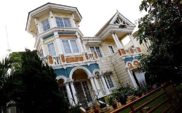 4 Artis yang Rumahnya di Cibubur, Megah dan Mewah 4 Artis yang Rumahnya di Cibubur, Megah dan Mewah