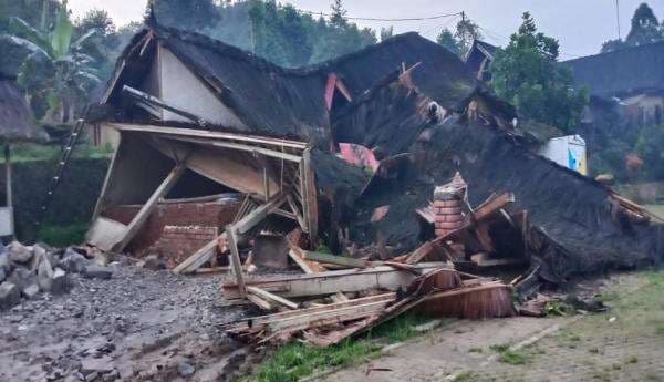 Diterjang Hujan, Panggung Seni Kampung Adat Kasepuhan Cipta Mulya Sukabumi Ambruk Diterjang Hujan, Panggung Seni Kampung Adat Kasepuhan Cipta Mulya Sukabumi Ambruk