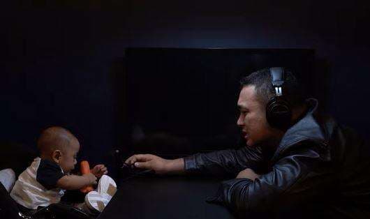 Gilang Dirga Undang Baby Leslar di Podcast-nya: Uwak Pernah Bikin Nangis Mama Kamu Gilang Dirga Undang Baby Leslar di Podcast-nya: Uwak Pernah Bikin Nangis Mama Kamu