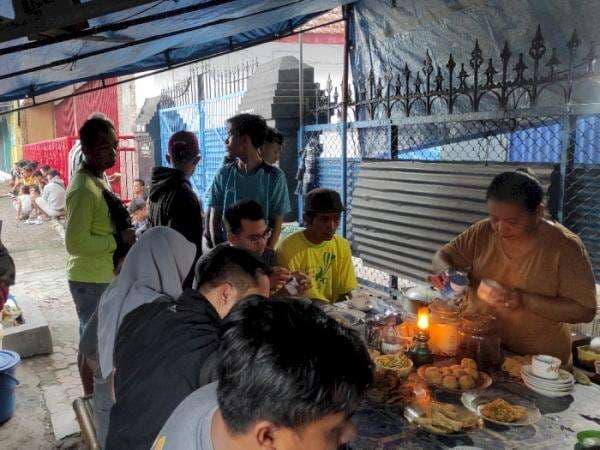 Warung Kopi Mbah Tekluk, Buka Jam 4 Pagi Pelanggan Sudah Antre di Emperan Toko Warung Kopi Mbah Tekluk, Buka Jam 4 Pagi Pelanggan Sudah Antre di Emperan Toko