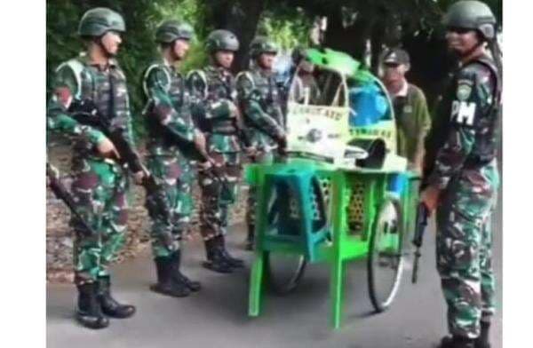 Penjual Es Dawet Tiba-tiba Melintas di Tengah Apel Pasukan, Begini Reaksi Prajurit TNI Penjual Es Dawet Tiba-tiba Melintas di Tengah Apel Pasukan, Begini Reaksi Prajurit TNI
