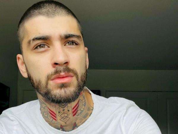 Zayn Malik Unggah Video Nyanyi Lagu 1D 'You & I', Netizen Kaitkan dengan Liam Payne Zayn Malik Unggah Video Nyanyi Lagu 1D 'You & I', Netizen Kaitkan dengan Liam Payne