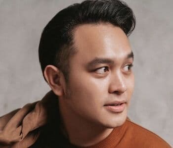 Gilang Dirga Tutupi Wajah Anak, <i>Netizen</i> Penasaran Gilang Dirga Tutupi Wajah Anak, <i>Netizen</i> Penasaran