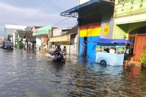 Banjir Menggenangi Beberapa Bagian Wilayah Kota Surabaya