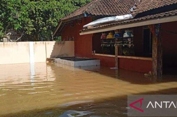 Ratusan Los Pedagang Pasar RS Sriwijaya OKU Rusak Akibat Banjir Ratusan Los Pedagang Pasar RS Sriwijaya OKU Rusak Akibat Banjir