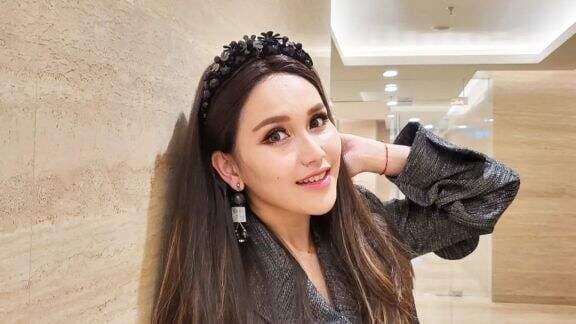 Tampil Cantik Bak Artis Korea, Ayu Ting Ting Malah Disindir Ikut-ikutan Gaya Nagita Slavina: Ah Elah! Tampil Cantik Bak Artis Korea, Ayu Ting Ting Malah Disindir Ikut-ikutan Gaya Nagita Slavina: Ah Elah!