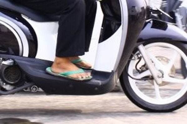 Viral Naik Motor Pakai Sandal Jepit Ditilang, Ini Jawaban Ditlantas Polda Kaltim