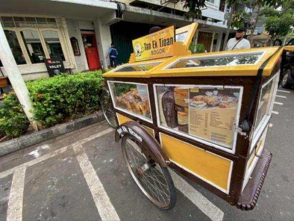 Pedagang Roti Tan Ek Tjoan Tetap Untung Hingga Rp500 Ribu Meski Ada Dua Merek yang Sama Pedagang Roti Tan Ek Tjoan Tetap Untung Hingga Rp500 Ribu Meski Ada Dua Merek yang Sama