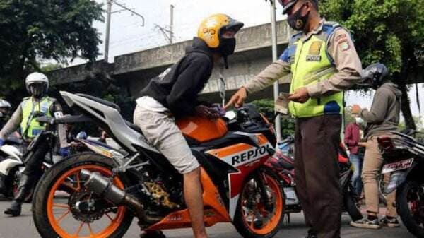 Soal Aturan Pengendara Motor Pakai Sandal Jepit Bakal Ditilang, PKS Protes!