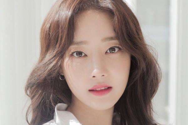 Go Woori Rainbow Dikonfirmasi Sedang Mengencani Pria Non Selebriti Go Woori Rainbow Dikonfirmasi Sedang Mengencani Pria Non Selebriti