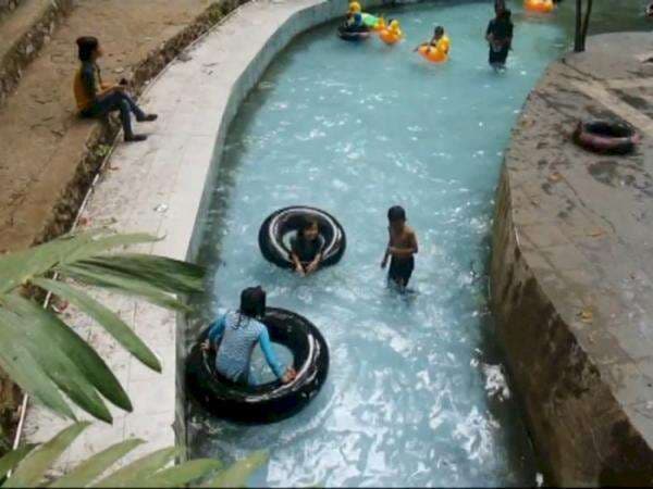 Secantik Aare di Swiss, Ternyata Ada Sungai Biru Bak Kristal di Sulawesi! Secantik Aare di Swiss, Ternyata Ada Sungai Biru Bak Kristal di Sulawesi!