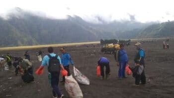 Ritual di Gunung Bromo Usai, Warga Tengger Gotong Royong Bersihkan Sampah