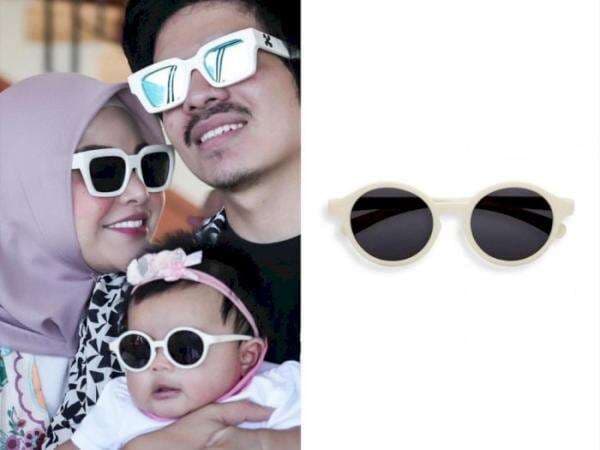 Gemasnya Ameena Anak Aurel Bergaya Pakai Kacamata Mahal, Lihat Harganya Netizen Riuh Gemasnya Ameena Anak Aurel Bergaya Pakai Kacamata Mahal, Lihat Harganya Netizen Riuh