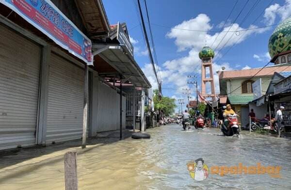 Terdampak Banjir Rob, Pedagang di Kelayan B Tutup Toko Lebih Awal