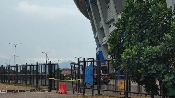 Insiden 2 Bobotoh Tewas Diusut, Gerbang Biru Stadion GBLA Dipasangi Garis Polisi