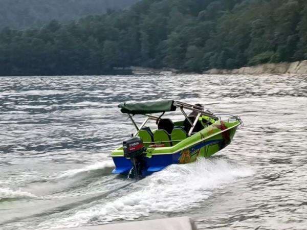 Naik Speedboat Gila-gilaan di Telaga Sarangan, Berani Uji Nyali? Naik Speedboat Gila-gilaan di Telaga Sarangan, Berani Uji Nyali?