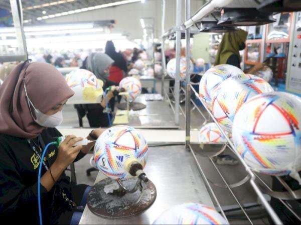 FAKTA! Bola Piala Dunia 2022 Qatar, Ternyata Dibuat Emak-emak Madiun FAKTA! Bola Piala Dunia 2022 Qatar, Ternyata Dibuat Emak-emak Madiun