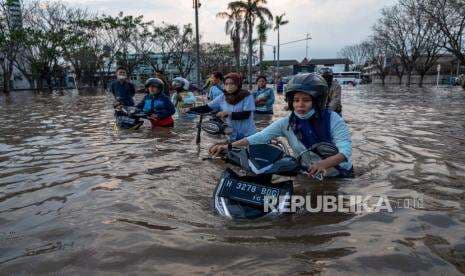 Kawasan Pelabuhan Tanjung Emas Semarang Kembali Digenangi Banjir Rob