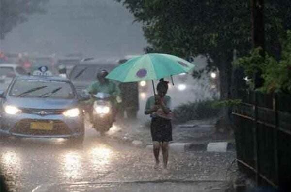 Waspada Hujan Petir & Angin Kencang di Seluruh Wilayah Kalsel