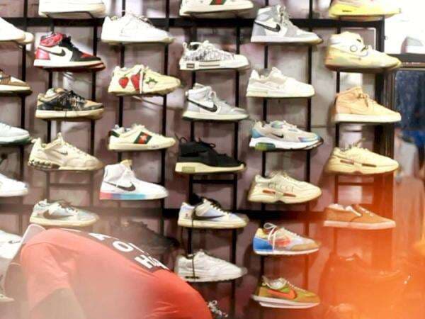 Gokil! Di Pasar Ini, Sepatu Air Jordan Seharga Rp65 Juta Cuma Dijual Rp700 Ribu Gokil! Di Pasar Ini, Sepatu Air Jordan Seharga Rp65 Juta Cuma Dijual Rp700 Ribu