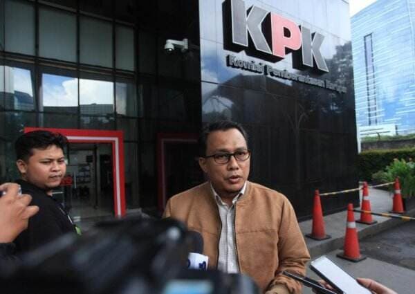 Pengusutan Korupsi Pengadaan LNG Geledah Rumah Tersangka, Penyidik KPK Sita Dokumen