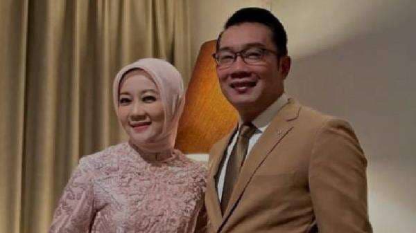Ditanya Netizen: Pak Kenapa Ibu Cinta Secantik Itu? Ini Jawaban Lucu Ridwan Kamil Ditanya Netizen: Pak Kenapa Ibu Cinta Secantik Itu? Ini Jawaban Lucu Ridwan Kamil