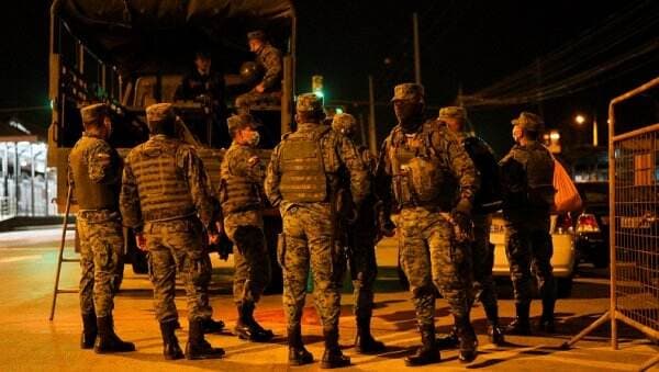 17 Tentara Terluka gara-gara Diserang saat Kawal Konvoi Truk Pengangkut Makanan