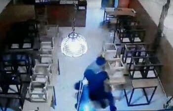 Terekam CCTV, 4 Orang Membegal Pengunjung Warkop dengan Busur dan Parang Terekam CCTV, 4 Orang Membegal Pengunjung Warkop dengan Busur dan Parang