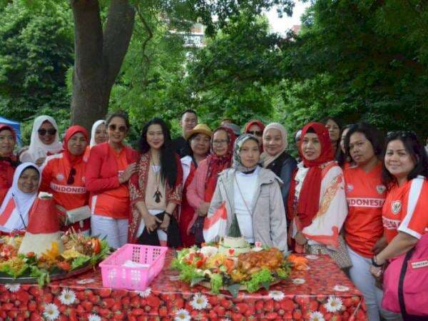 Serunya Kegiatan Diaspora Indonesia di Inggris, Main Voli Sampai Makan Nasi Tumpeng! Serunya Kegiatan Diaspora Indonesia di Inggris, Main Voli Sampai Makan Nasi Tumpeng!